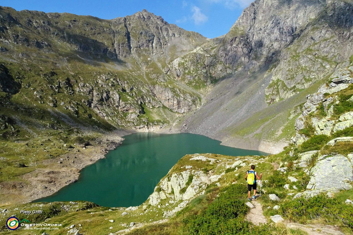 88 Il verdeggiante Lago del Diavolo , sullo sfondo il Pizzo di Cigola.JPG